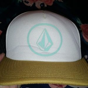 Volcom snap back never worn